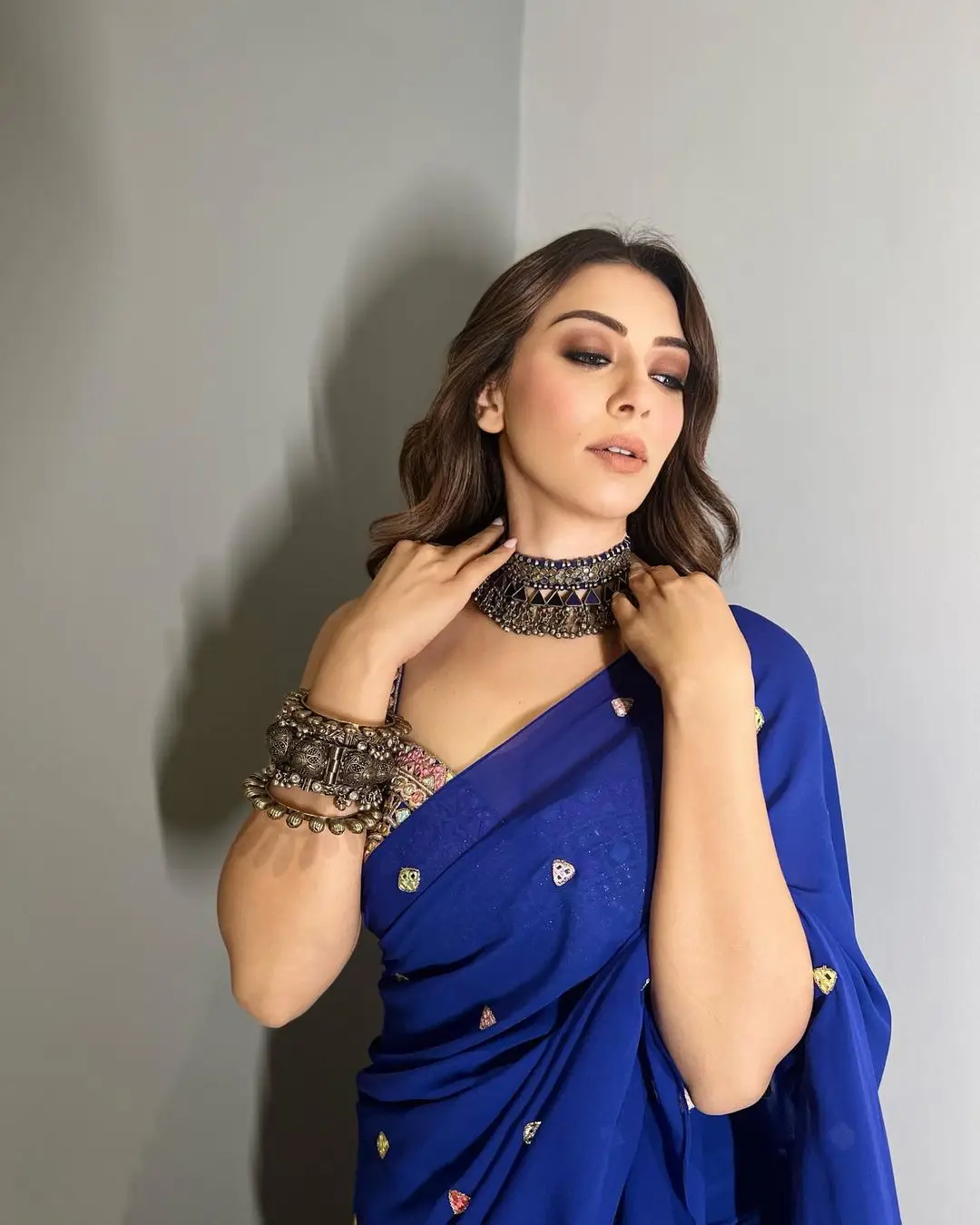 INDIAN GIRL HANSIKA MOTWANI IN BLUE COLOR SAREE SLEEVELESS BLOUSE 6